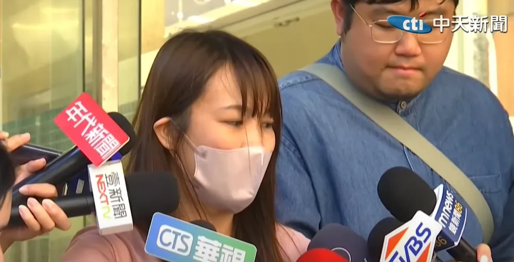 張翁的養女控訴行天宮董事長利用父親失智，讓他簽下捐贈契約。（圖／中天新聞）