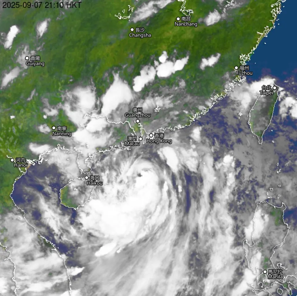 從衛星雲圖可見，輕颱塔巴7日晚間9時10分已逼近大陸廣東與港澳一帶。（圖／翻攝自香港天文台官網）