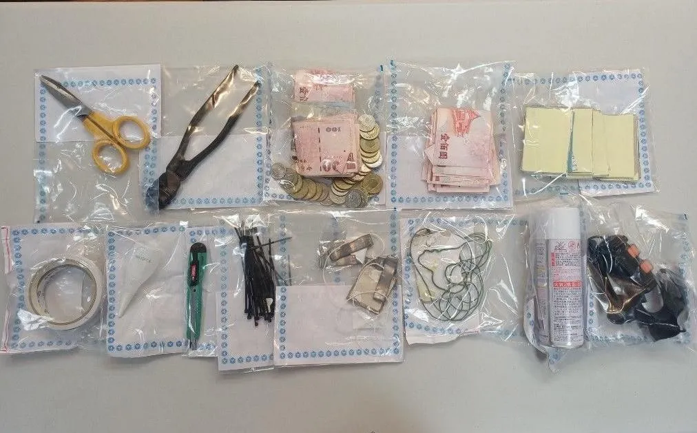 警方查扣贓款及大批犯罪工具。（圖／翻攝畫面）