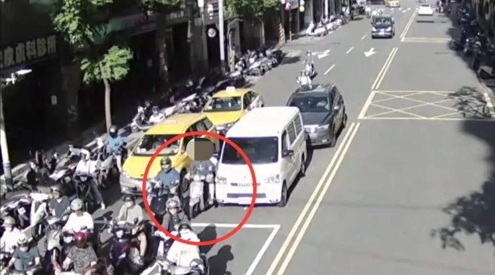 男子騎機車載母親衝入車陣肇事逃逸。（圖／翻攝畫面）
