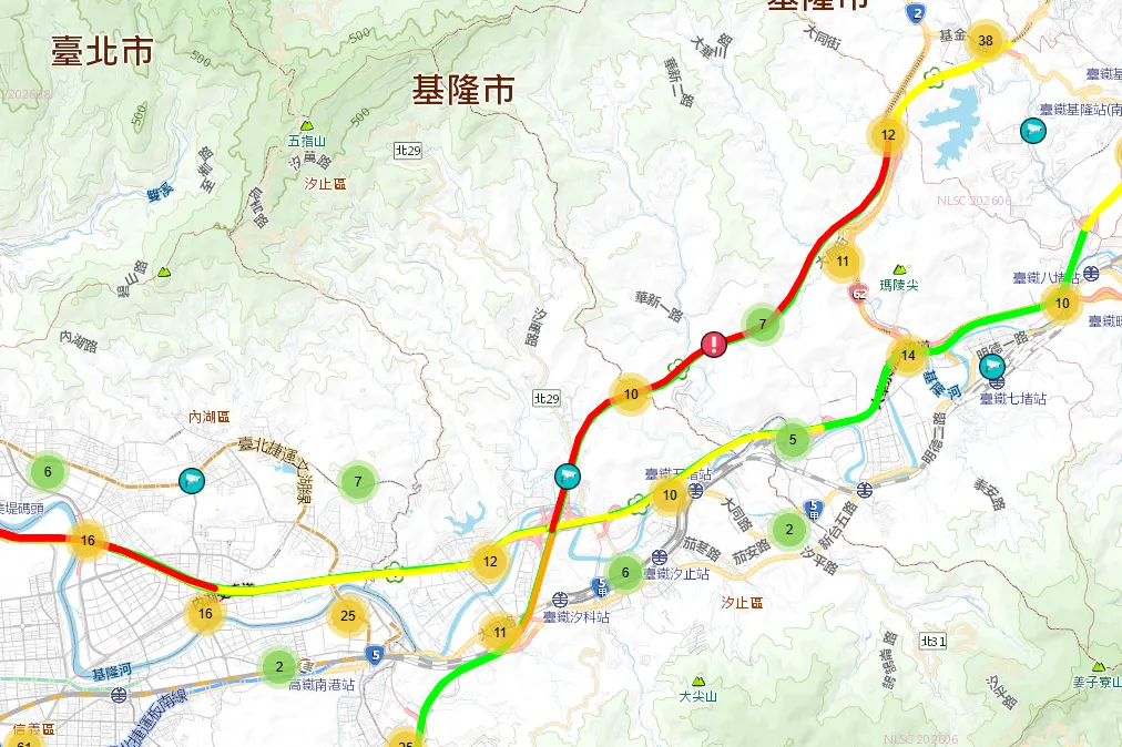 由於這起車禍占用部分車道，原本3線車道一度僅剩內線可通行，目前車流仍嚴重回堵。（圖／翻攝國道1968）