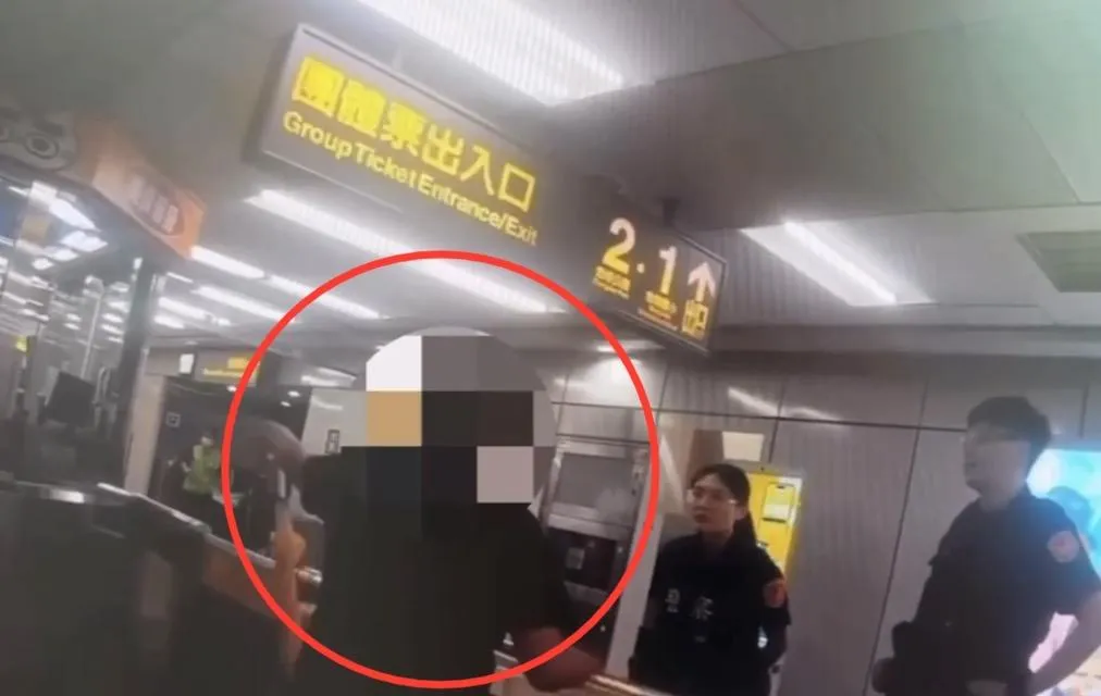 男子在捷運忠孝新生行為脫序遭拒載。（圖／翻攝畫面）