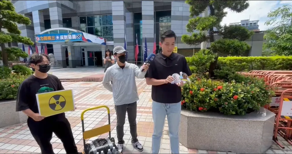 陳聖文今日一早帶著礦泉水來到國民黨中央黨部，身旁還有綠媒記者陪同。（圖/中天新聞）