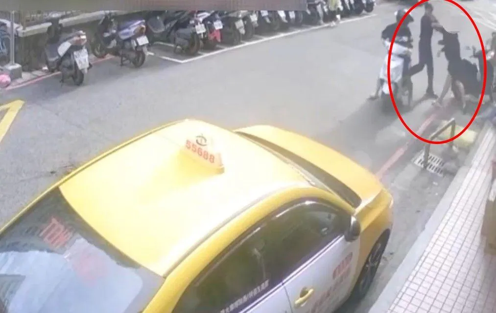 員警到場後，葛姓男子也朝員警攻擊。（圖／警方提供）