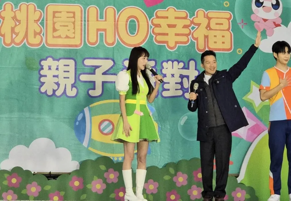 勤跑桃園基層的總統府副秘書長何志偉,27日在中壢的「桃園HO幸福親子派對」,首度提出幼兒政策,強調「育兒」不是家庭單打獨鬥,而是政府必須一起承擔的責任。(圖/民眾提供)