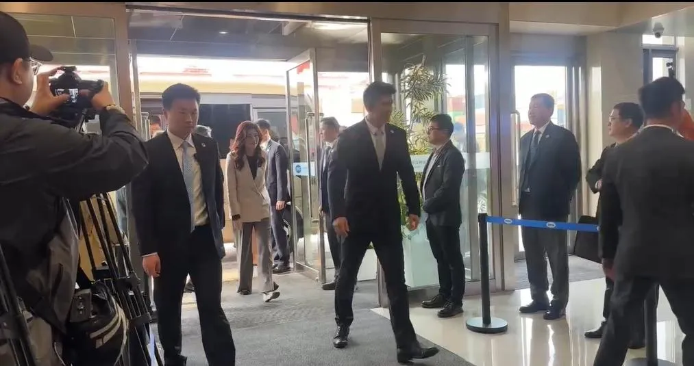 鄭麗文到達洋山港。 (圖/中天新聞)