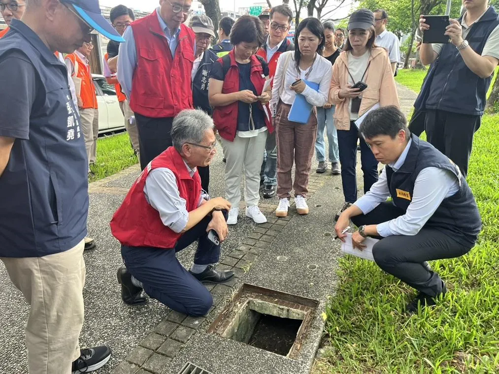 經濟部賴建信次長會同相關單位視察內湖、南港，請市府把握時間做好防汛整備。（圖／經濟部）