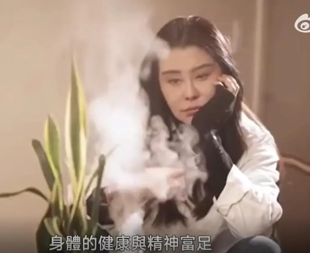 王祖賢在影片為自己的艾灸館宣傳。（圖/翻攝新浪微博）