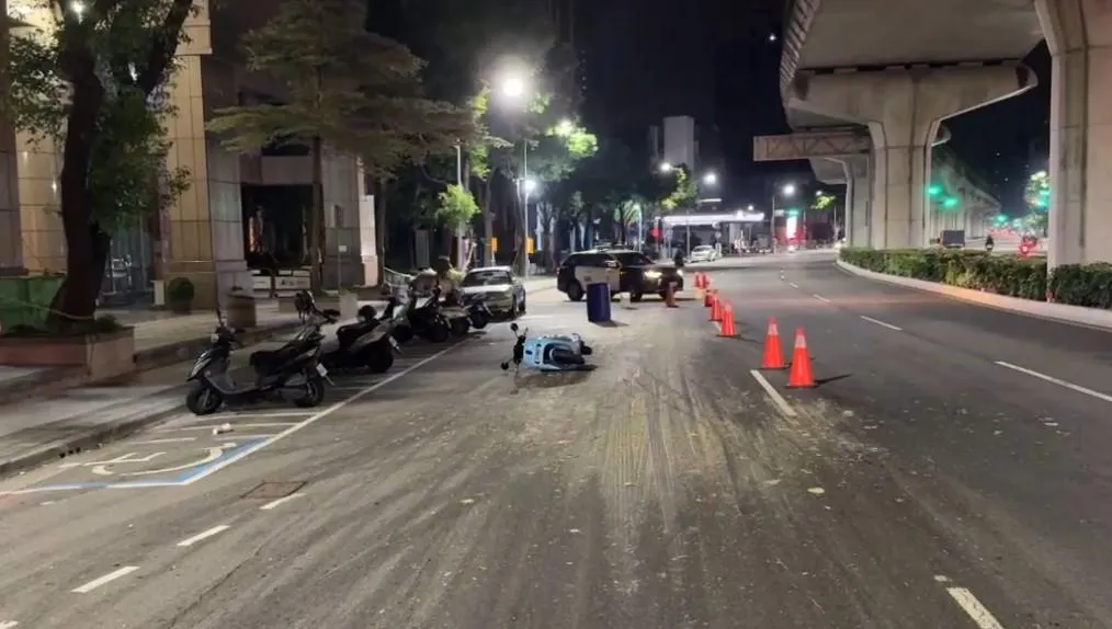 廚餘桶掉落，桶內的廚餘瞬間灑滿路面，導致隨後經過的兩名機車騎士不慎打滑摔車。（圖／翻攝畫面）