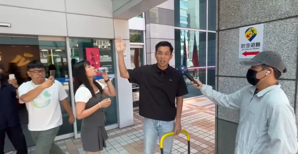 楊智伃親自喝給陳聖文看。（圖/中天新聞）