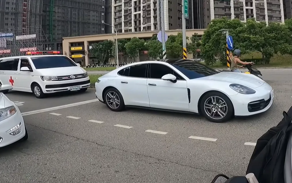 保時捷不讓救護車通過。（圖／翻攝自臉書／Wowtchout - 地圖型行車紀錄器分享平台）