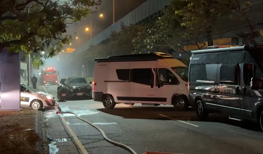 車廠人員迅速將價值數百萬的露營車一一開走，防止損失加大。（圖／中天新聞）