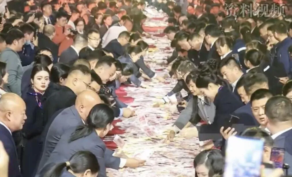 河南礦山集團辦年會現場光數錢就多花15分鐘。 （圖／翻攝大象新聞）