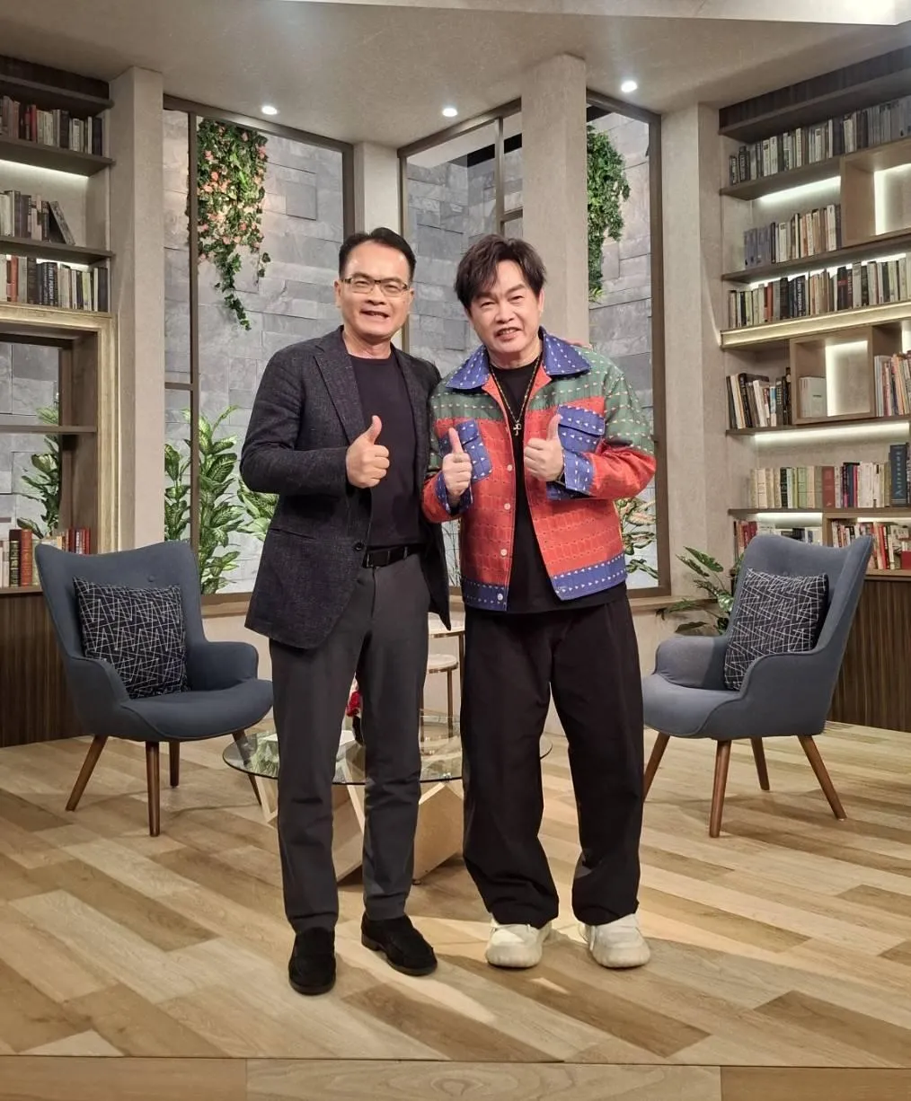 康康(右)現身節目《話時代人物》。(圖/三立提供)