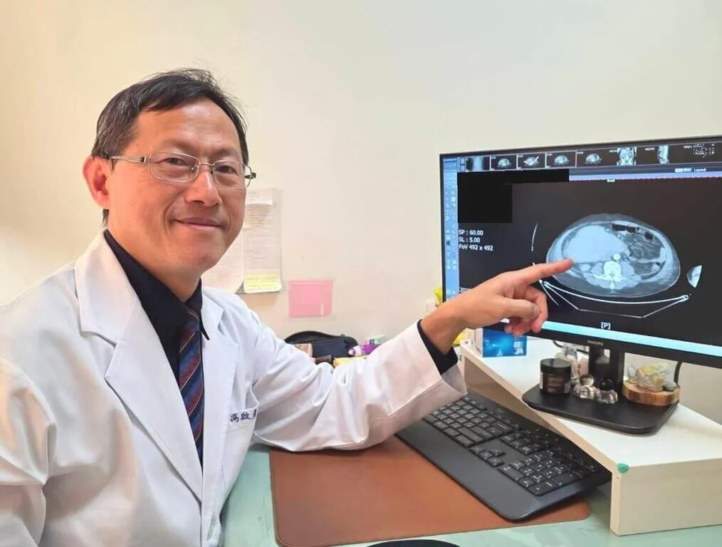 苗栗縣大千醫院外科部主任馮啟彥30日分享罕見案例，他提醒民眾，腹部若受撞擊，引發持續性疼痛，務必立刻就醫檢查。（圖／苗栗大千醫院提供）