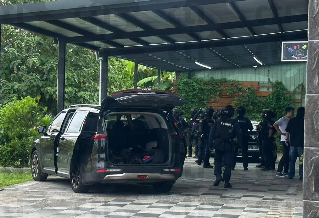 大批員警與霹靂小組清晨出動,包圍花蓮吉安鄉別墅執行攻堅。(圖/民眾獨家提供)