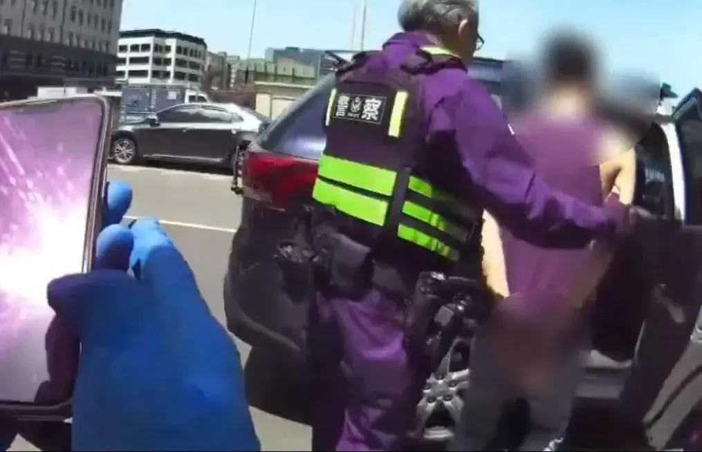 男子持有毒品遭逮捕帶回偵訊。（圖／翻攝畫面）