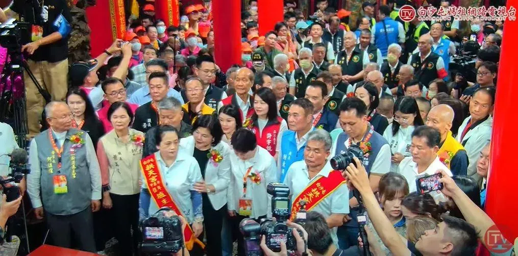 張麗善意圖移開拱天宮爐主的動作引起爭議。（圖／翻攝自白沙屯媽祖網路電視台）