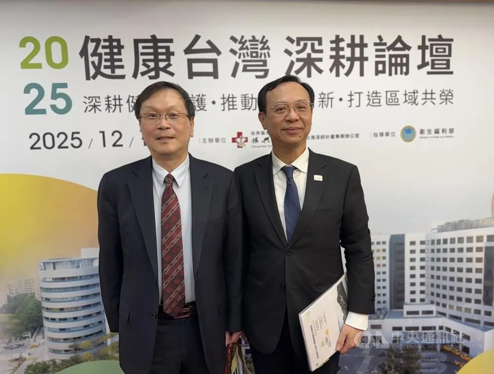 社會救助法15年未大幅修正，衛福部長石崇良（右）強調，各界關心的「斷崖式」停掉補助部分已調整。（圖／中央社）