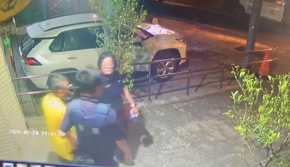 男子又回到現場遭警方逮捕。(圖/翻攝畫面)