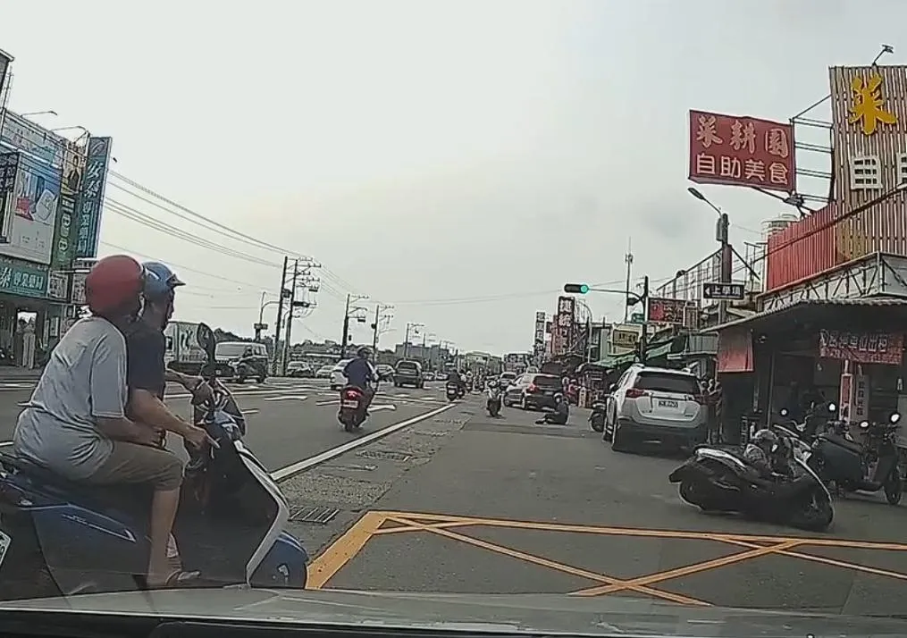 最後發生二次車禍，連人帶車摔到自助餐店門口。（圖／翻攝Threads，經原po授權）
