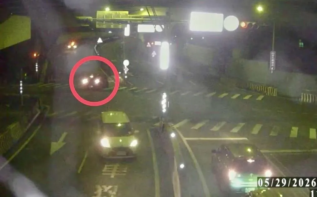 男子駕車軌跡異常又違規遭警方攔查。（圖/翻攝畫面）