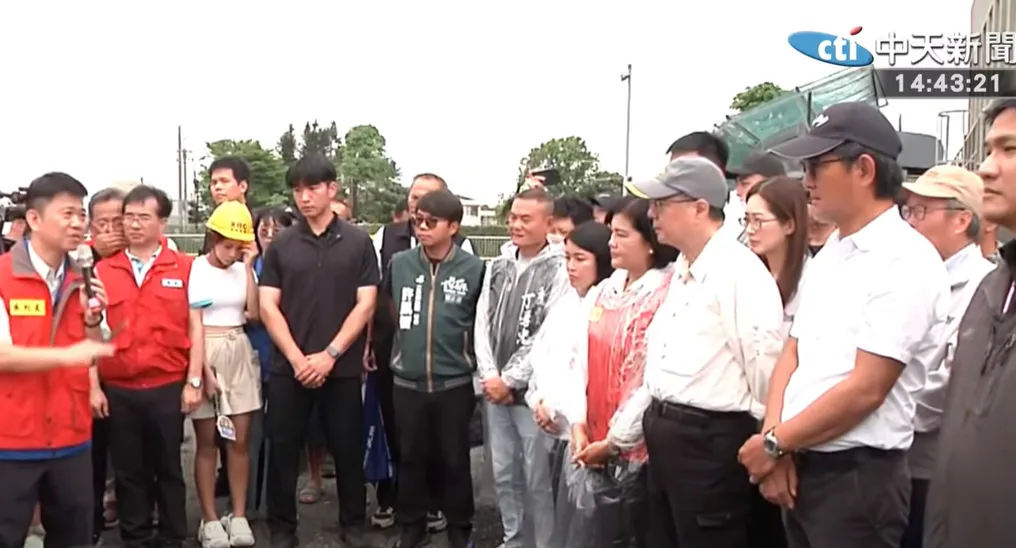 卓榮泰赴雲林勘災,不料劉建國和張麗善在現場因治水問題互槓。(圖/中天新聞)