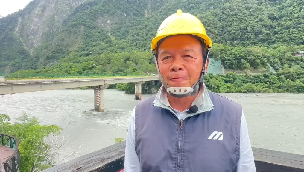 嘉南重機械公司董事長黃國寶是此次燕子口堰塞湖順利潰壩的功臣。（圖／中天新聞）