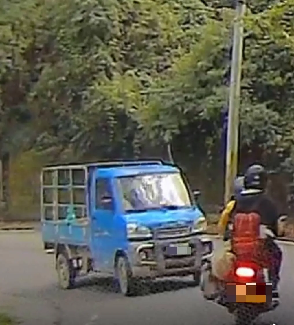 台中和平通往福壽山路上，發生一起重機撞上小貨車車禍，重機騎士和後座妻子雙雙被撞飛。（圖／警方提供）
