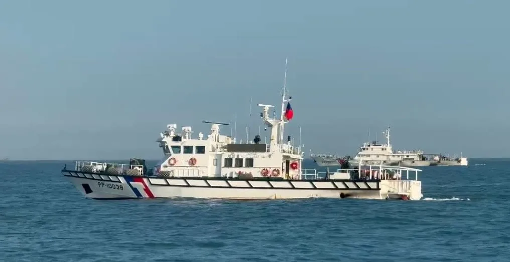 繼4艘大陸海警船昨天侵擾金門水域，今天下午相同4艘海警船再擾金門，海巡巡防艇併航阻隔。（圖／海巡署提供）