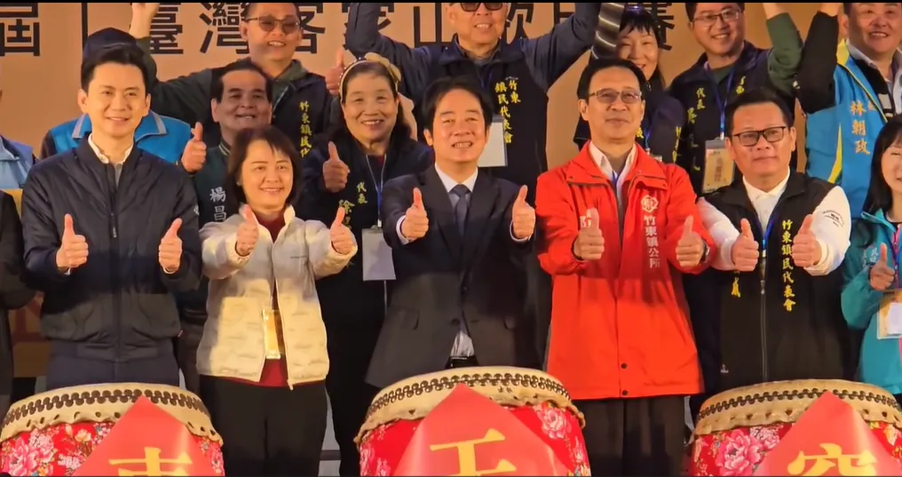 總統與現場貴賓一同進行啟動儀式，宣布歌唱比賽正式開始。（圖/中天新聞）