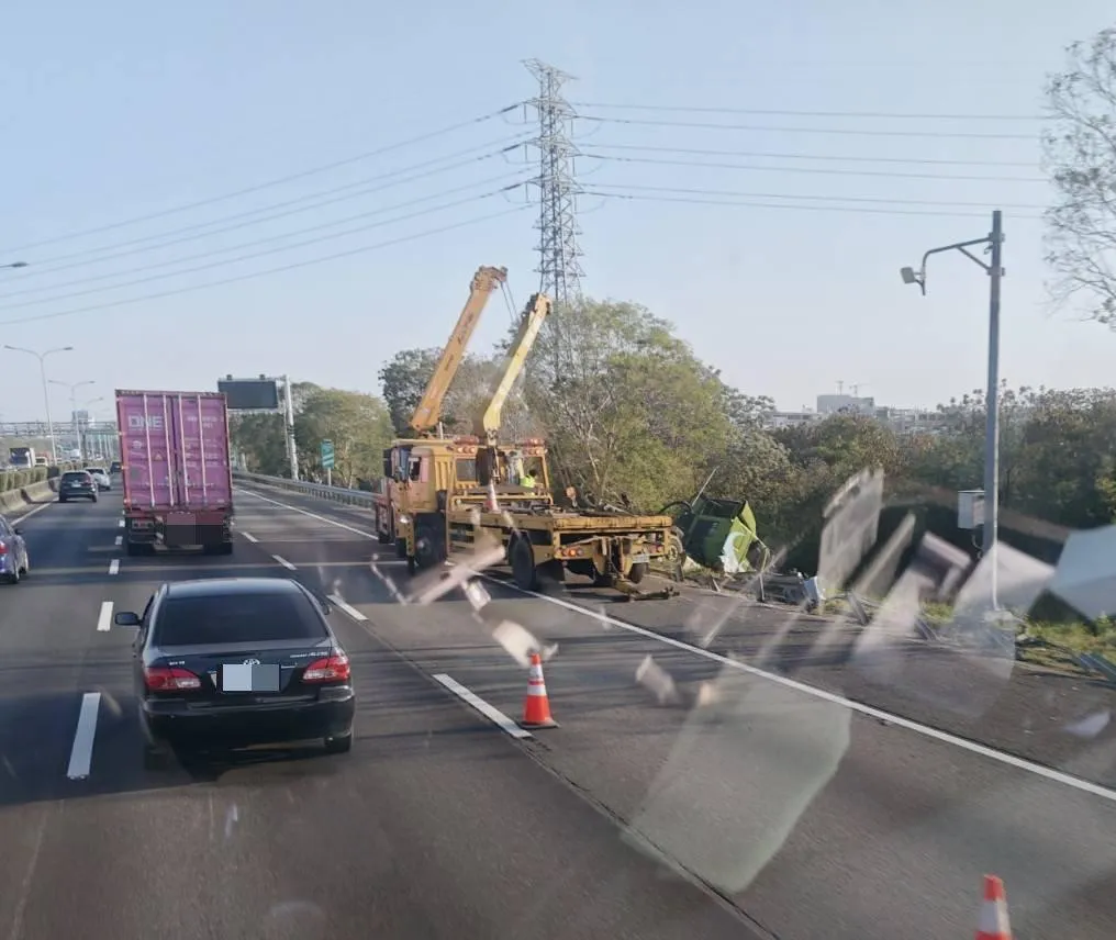 目前車內人員受傷狀況暫時不明。（圖／民眾提供）