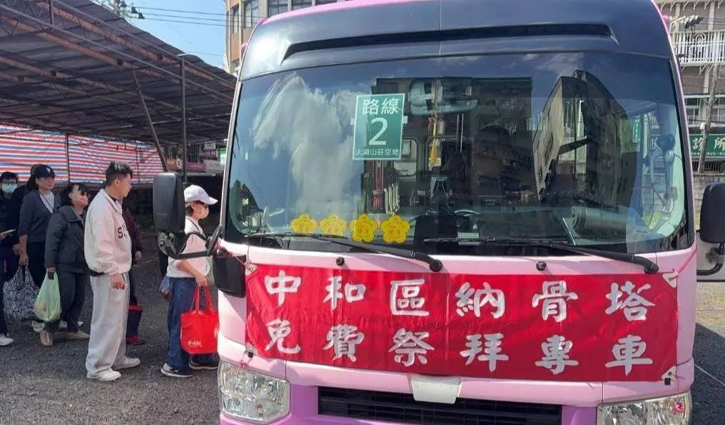 新北市府今年規劃38條清明接駁專車路線，並於59處重要路段實施交通管制。（圖／新北市民政局提供）