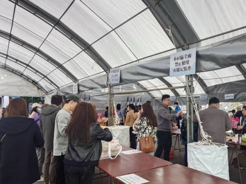 新北市軍人忠靈祠將祭祀區域由室內延伸至戶外，更為寬敞且通風的祭拜環境。（圖／新北市民政局提供）
