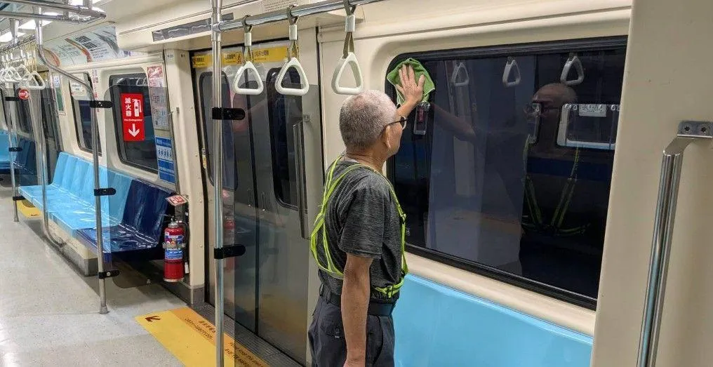 北捷玻璃清消。（圖／台北捷運公司提供）