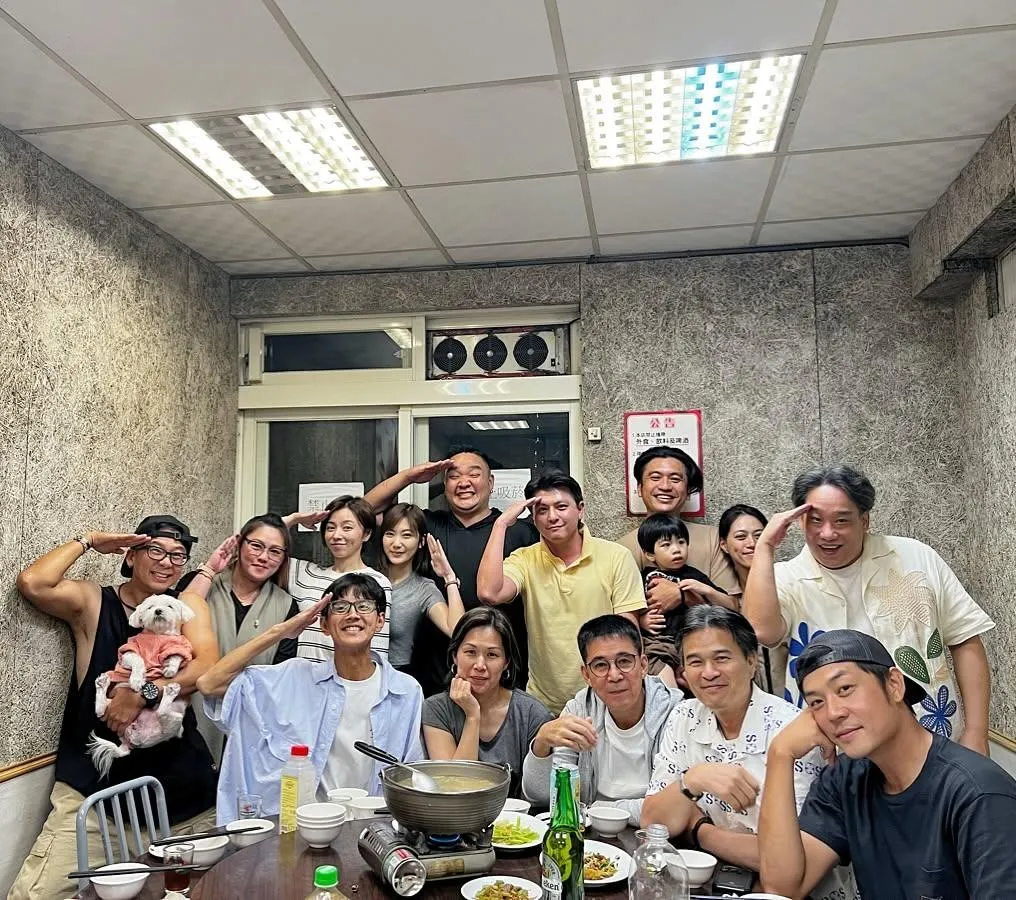 《新兵日記》劇組至今仍維持著良好的互動，前陣子演員群才剛聚餐完，未料如今卻天人永隔。（圖／翻攝自王瞳臉書）