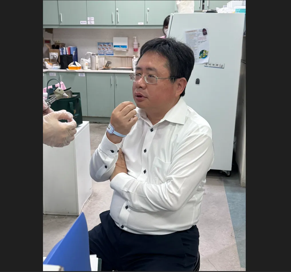 媒體人矢板明夫6日遭不明人士當街毆打。（圖／中天新聞）