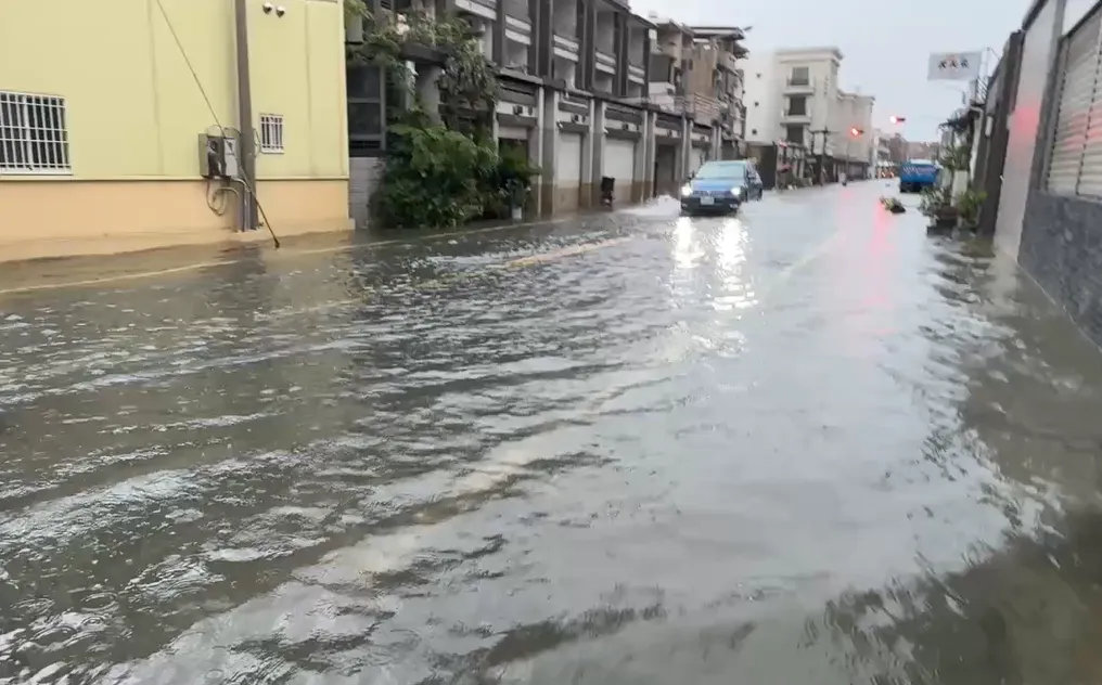 近日全台連日豪雨造成淹水，民眾進行清淤、整理家園時要小心類鼻疽感染。（圖／中天新聞）