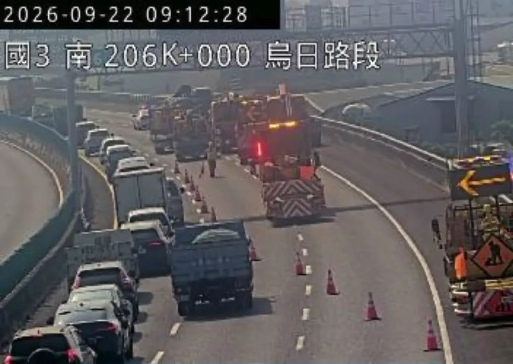 警消及高公局人員趕赴國道3號現場全力排除狀況。（圖／中天新聞）