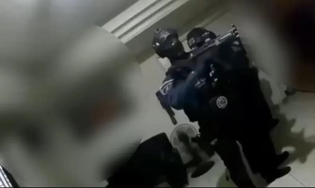 警方攻堅逮捕黑幫詐騙車手。（圖／翻攝畫面）