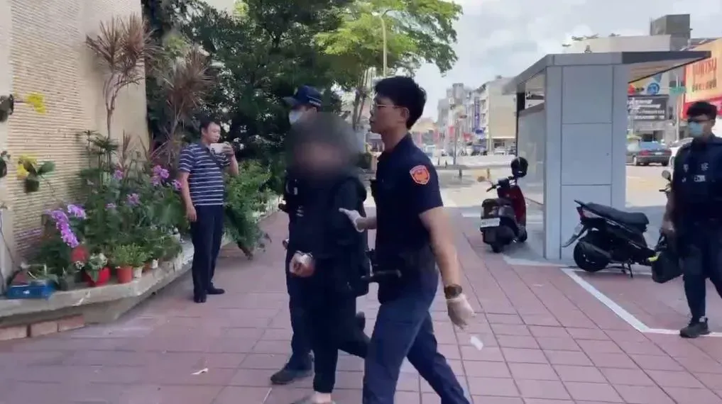 4歲黃姓男子因向35歲王姓男子借5000元遭到言語譏諷,憤而持刀將對方刺死。(圖/翻攝畫面)