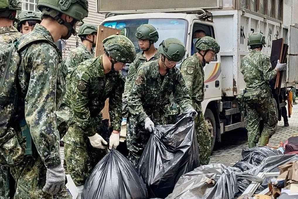 第257旅官兵協助嘉義朴子災區清理。(圖/軍聞社)