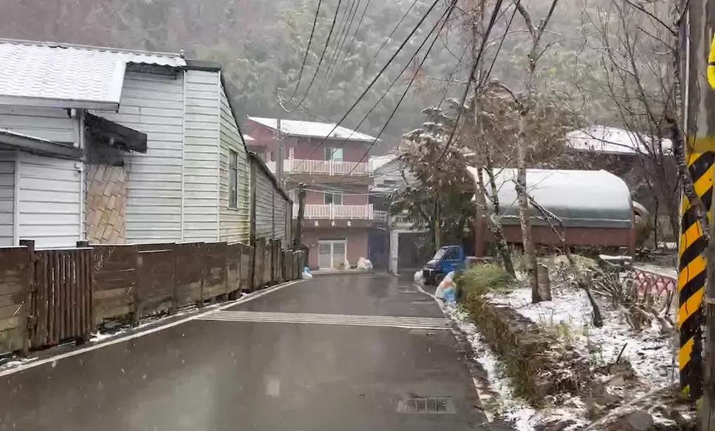 泰崗部落下雪。(圖/翻攝畫面)