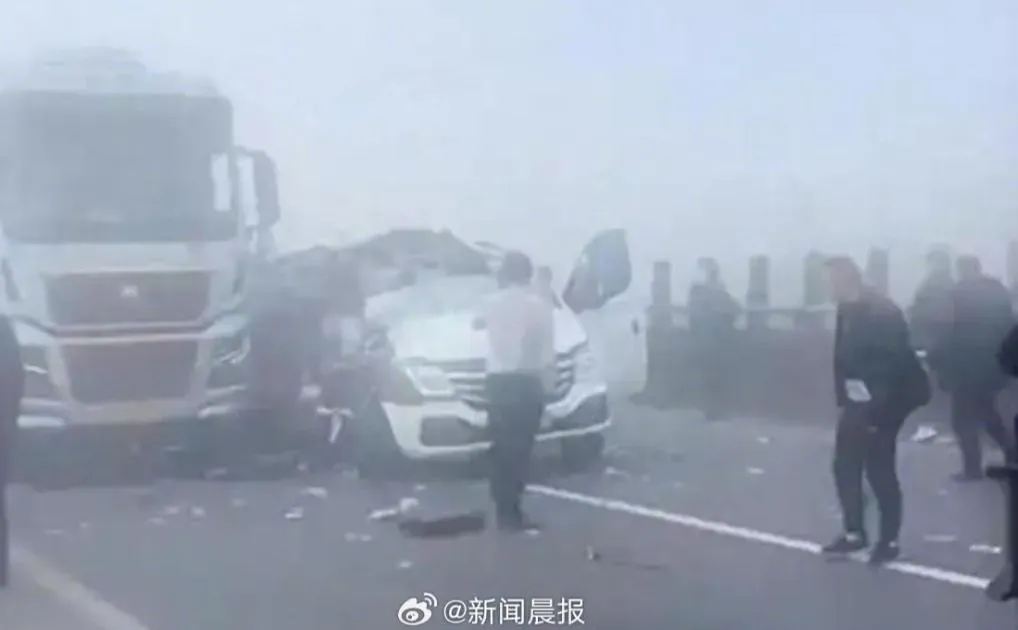 被撞客車的車頂幾乎被掀開，事故現場慘不忍睹。（圖/翻攝新浪微博）