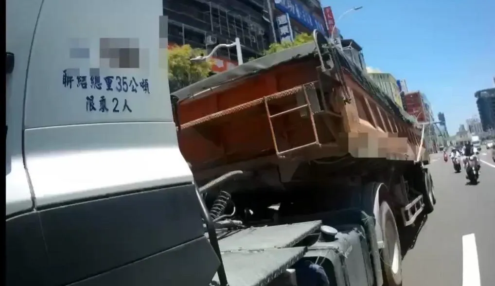 砂石車違規行駛管制路段，還「嚴重超載24噸」。（圖／翻攝畫面）