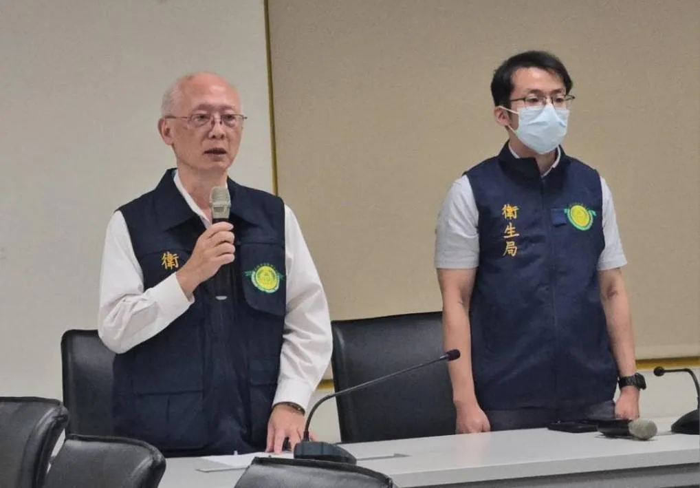 高雄市衛生局長黃志中(左)僅口頭告誡，其他如副局長、檢驗科長等6人則被記過。(圖/高雄市衛生局)