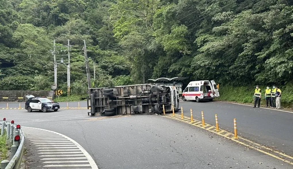 大貨車過彎不慎翻車。（圖／翻攝畫面）