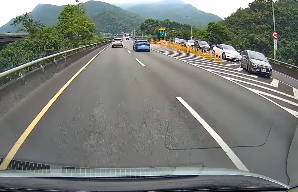 國5坪林匝道出現多台車逆向行駛。（圖／翻攝自臉書）