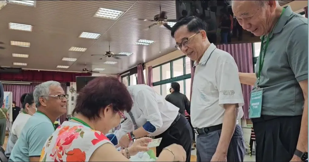 陳水扁領投票單。（圖/中天新聞）