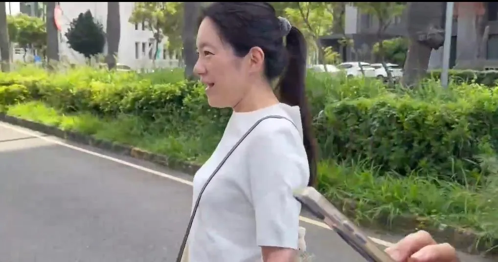 陳幸妤受訪，笑言要趕快去看診，等中午再受訪。（圖/中天新聞）